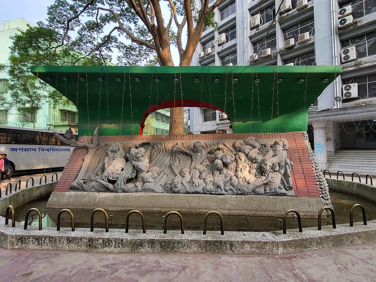 দুই অংশে বিভক্ত ভাস্কর্যটির একদিকে তুলে ধরা হয়েছে মহান মুক্তিযুদ্ধে পাকিস্তানি হানাদারদের গণহত্যার বিষয়টি