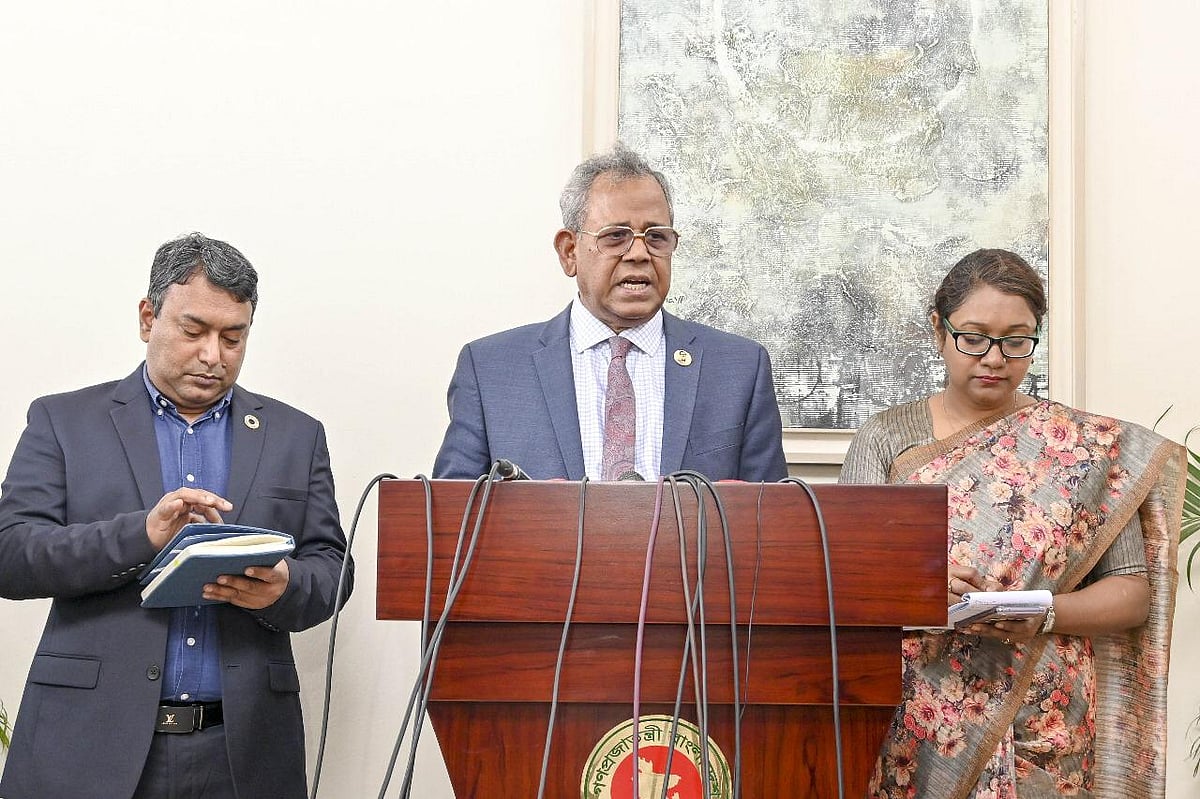 সাংবাদিকদের সঙ্গে কথা বলেন পররাষ্ট্র মন্ত্রণালয়ের ভারপ্রাপ্ত সচিব রিয়ার অ্যাডমিরাল (অব.) মো. খুরশেদ আলম