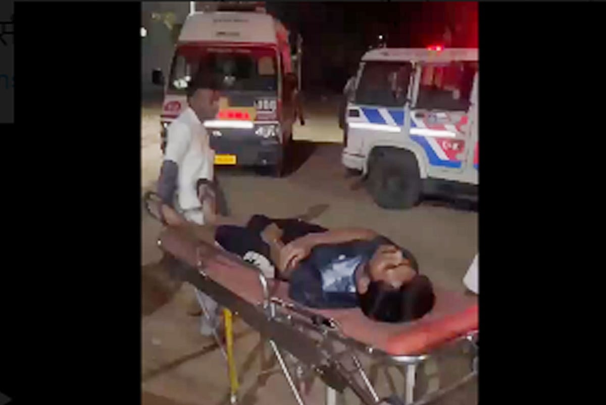 উগ্রবাদীদের হামলায় আহত এক শিক্ষার্থীকে চিকিৎসার জন্য হাসপাতালে নেওয়া হচ্ছে