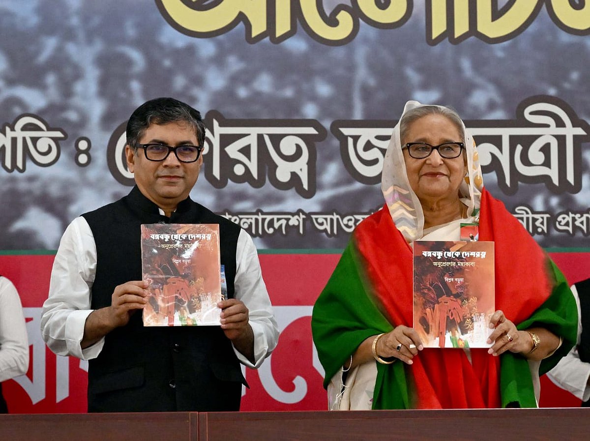 প্রধানমন্ত্রী শেখ হাসিনা তেজগাঁওয়ে ঢাকা জেলা আওয়ামী লীগের কার্যালয়ে আয়োজিত এক অনুষ্ঠানে ‘বঙ্গবন্ধু থেকে দেশরত্ন: অনুপ্রেরণার মহাকাব্য’ বইয়ের মোড়ক উন্মোচন করেন। ঢাকা, ৭ মার্চ