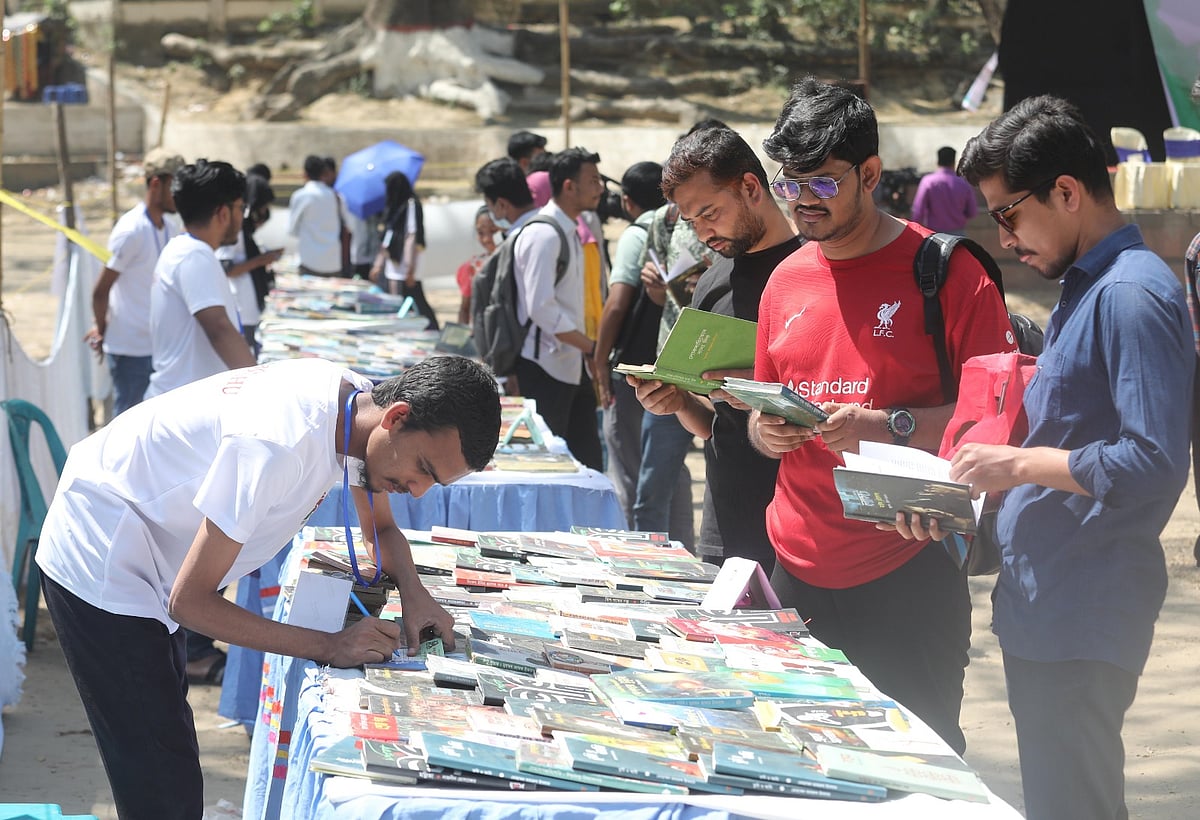 নিজের পড়া বই দিয়ে পছন্দের অন্য একটি বই নেওয়ার নেওয়ার সুযোগ ছিল বই বিনিময় উৎসবে। এ জন্য শিক্ষার্থীসহ বিভিন্ন শ্রেণী পেশার মানুষ উৎসবে যোগ দিয়েছিলেন। আজ দুপুর ১২টায় চট্টগ্রাম নগরের সিআরবিতে