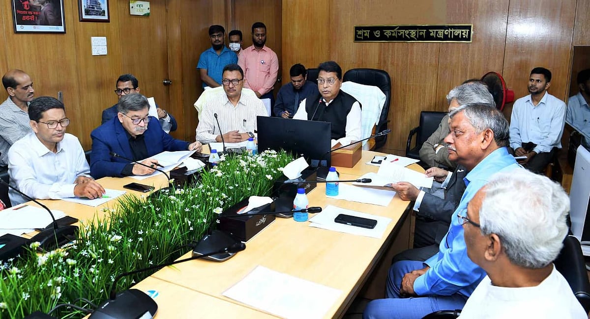 শ্রম ও কর্মসংস্থান মন্ত্রণালয় আয়োজিত ত্রিপক্ষীয় পরামর্শ পরিষদের (টিসিসি) ৭৭তম সভায় সভাপতিত্ব করেন শ্রমপ্রতিমন্ত্রী মো. নজরুল ইসলাম চৌধুরী। সচিবালয়ে আজ বুধবার