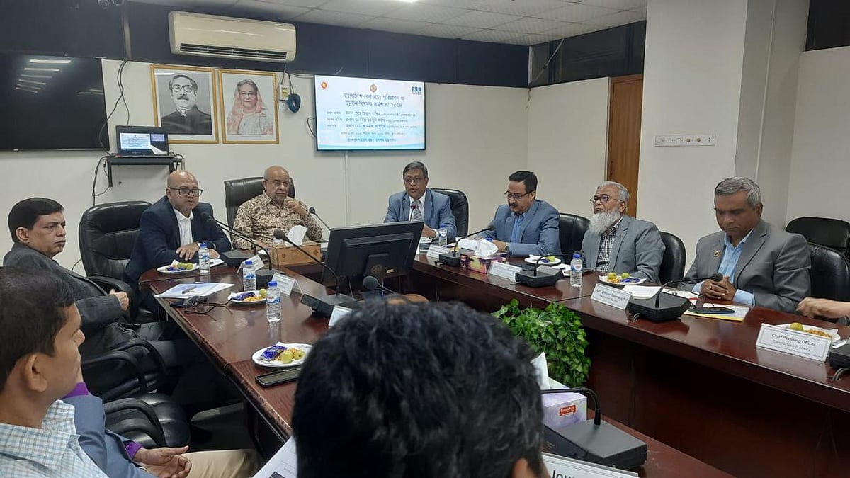 রেল ভবনে শনিবার ‘বাংলাদেশ রেলওয়ের পরিচালন ও উন্নয়ন’ শীর্ষক কর্মশালায় প্রধান অতিথির বক্তব্য দেন রেলপথমন্ত্রী জিল্লুল হাকিম