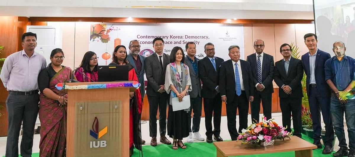 রাজধানীর ইনডিপেনডেন্ট ইউনিভার্সিটিতে ‘সমসাময়িক কোরিয়া: ইতিহাস, গণতন্ত্র, অর্থনীতি, শান্তি ও নিরাপত্তা’–বিষয়ক এক বিশেষ বক্তৃতায় অংশ নেন বাংলাদেশে নিযুক্ত কোরিয়ার রাষ্ট্রদূত পার্ক ইয়ং-সিক