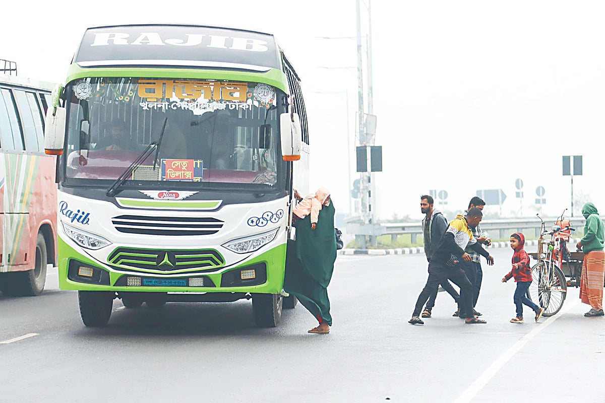 নিয়মনীতি না মেনে যত্রতত্রভাবে যাত্রী ওঠানো–নামানো হচ্ছে। সম্প্রতি ভাঙ্গা উপজেলার হাসামদিয়া এলাকায়