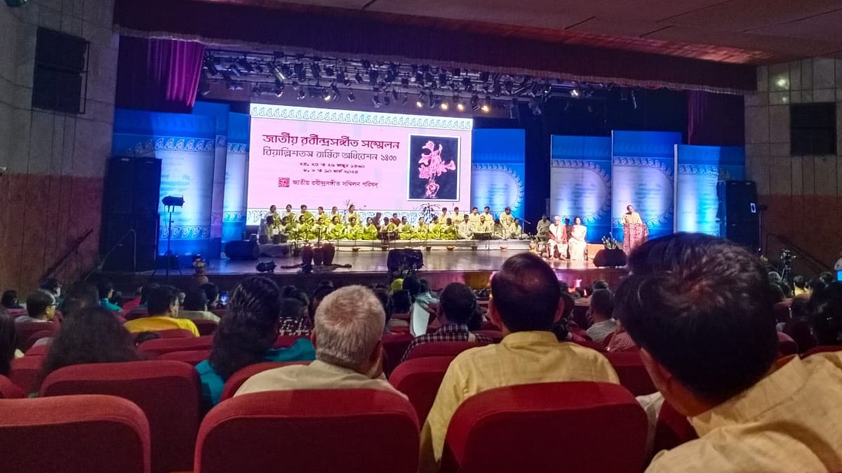 সারা দেশ থেকে আসা ৭০০ জনের বেশি শিল্পী অংশ নিচ্ছেন জাতীয় রবীন্দ্রসংগীত সম্মেলনে। বাংলাদেশ শিল্পকলা একাডেমির জাতীয় নাট্যশালায় আজ শুক্রবার এ সম্মেলন শুরু হয়েছে