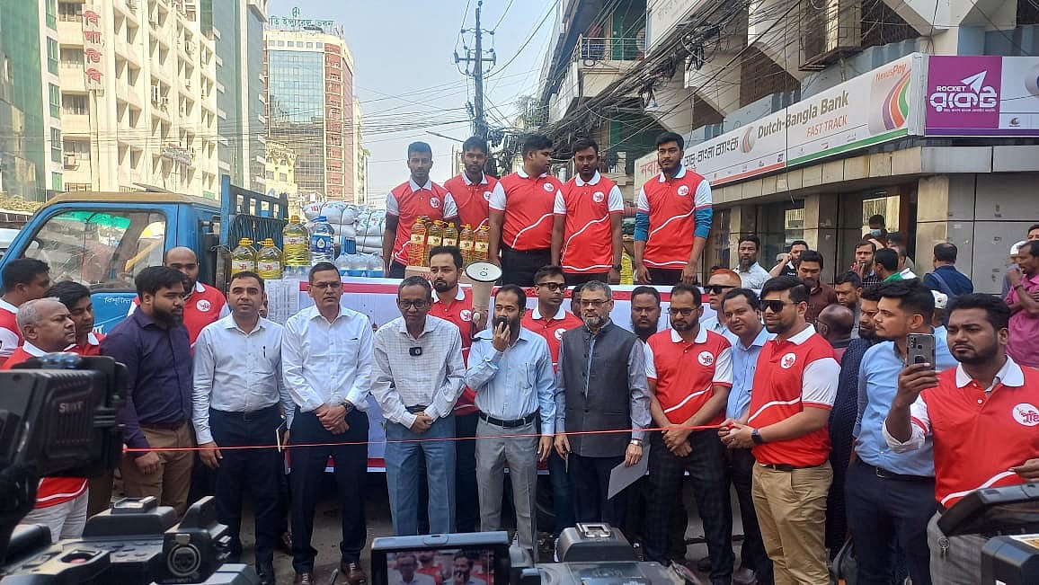 আজ রোববার রাজধানীর কারওয়ান বাজারে টিকে গ্রুপের ছাড়ে পণ্য বিক্রি কার্যক্রম উদ্বোধন করা হয়েছে।