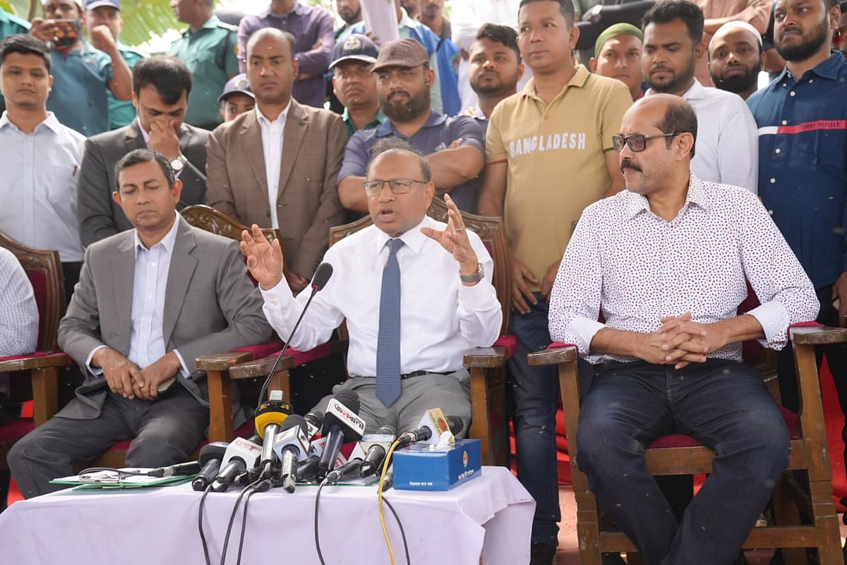 রাজউক উত্তরা তৃতীয় প্রকল্পের ২ নম্বর সেতু–সংলগ্ন এলাকায় খাল পরিষ্কার দেখতে গিয়ে বক্তব্য দেন স্থানীয় সরকারমন্ত্রী মো. তাজুল ইসলাম। তাঁর বাঁয়ে বসে আছেন ঢাকা উত্তর সিটির মেয়র আতিকুল ইসলাম