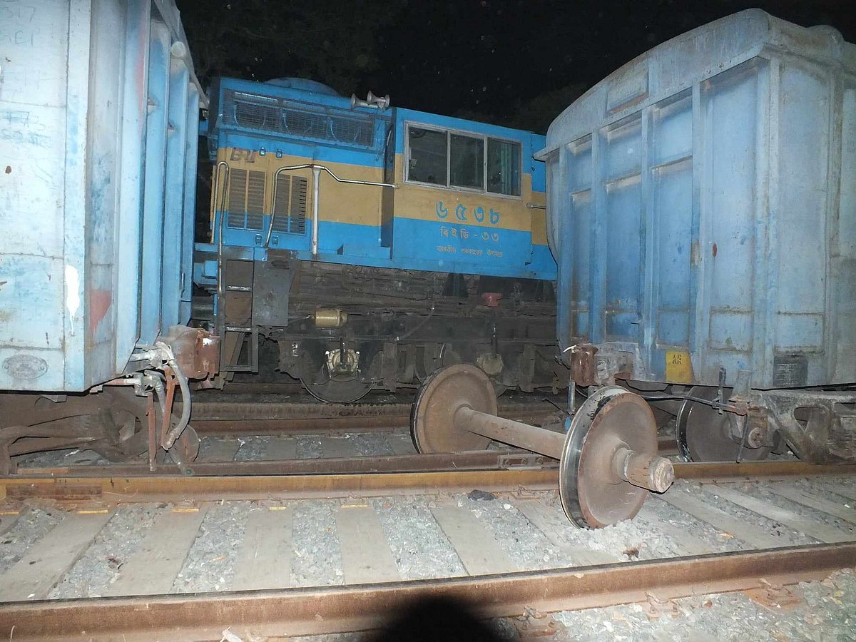 ঈশ্বরদী জংশন স্টেশনের রেলগেট লেভেল ক্রসিং গেটে গতকাল মঙ্গলবার রাতে মালবাহী দুই ট্রেনের মুখোমুখি সংঘর্ষ হয়