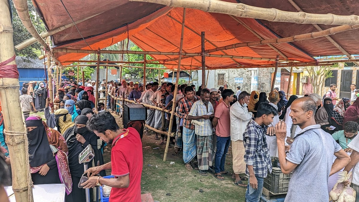 চট্টগ্রামের সীতাকুণ্ড ১০০ টাকা করে কেজি দরে মুরগি কিনতে ক্রেতাদের বিশাল লাইন। আজ সকালে সীতাকুণ্ড পৌর সদরের একটি কনভেনশন সেন্টারে