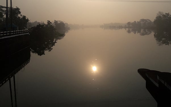 মাতারকাপনে মনু নদে আগের মতো পানি নেই। ১৮ মার্চ ব্যারাজের উজানে