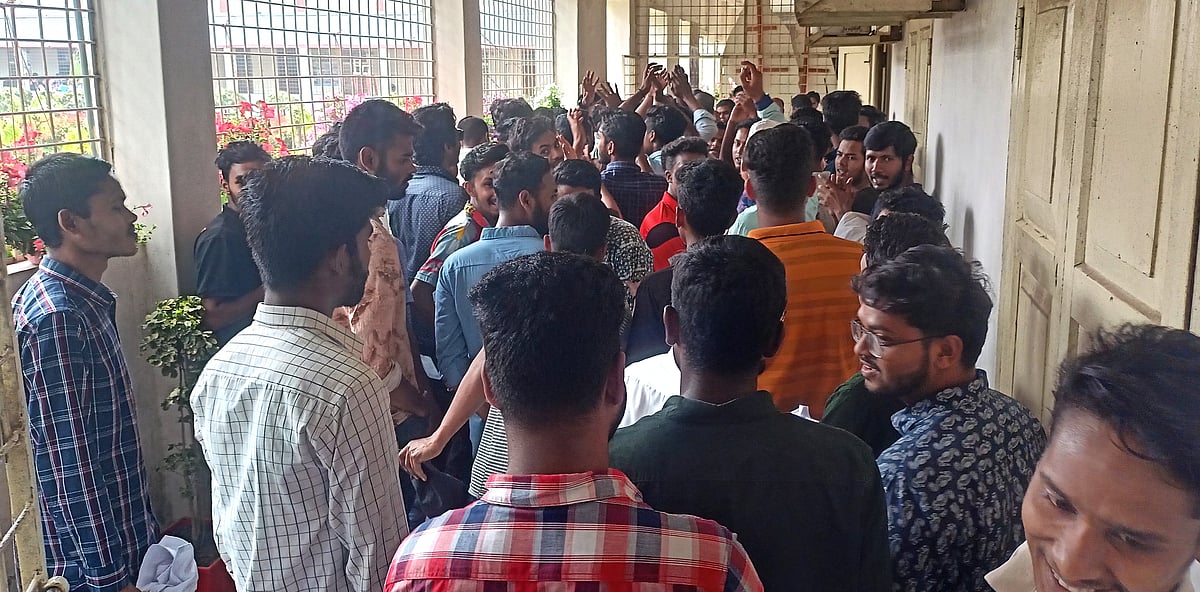 ছাত্রলীগ নেতাদের সঙ্গে দুর্ব্যবহারের  অভিযোগ তুলে উল্টো শিক্ষকের অপসারণের দাবিতে নেতা–কর্মীদের বিক্ষোভ। মঙ্গলবার দুপুরে জামালপুরের সরকারি আশেক মাহমুদ কলেজের অধ্যক্ষের কার্যালয়ের সামনে