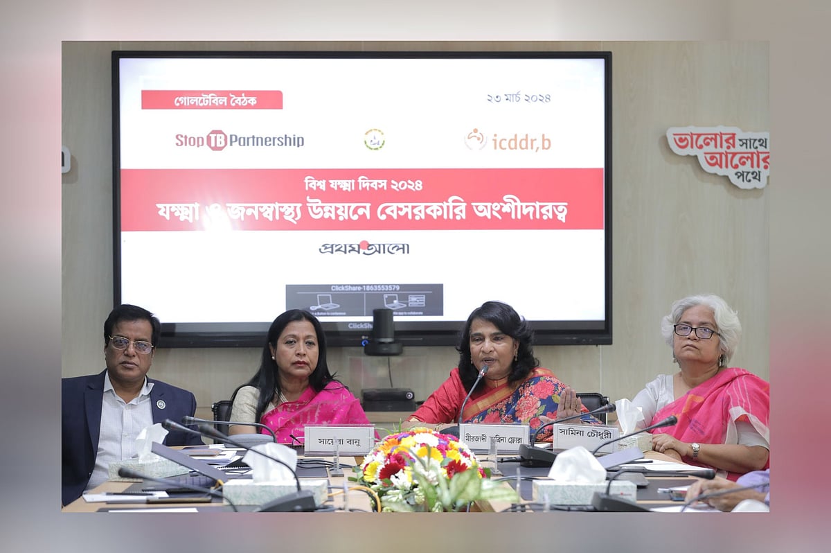 বিশ্ব যক্ষ্মা দিবস উপলক্ষে আয়োজিত ‘যক্ষ্মা ও জনস্বাস্থ্য উন্নয়নে বেসরকারি অংশীদারত্ব’ শীর্ষক গোলটেবিল বৈঠকে (বাঁ থেকে) মাহফুজার রহমান সরকার, সায়েরা বানু, মীরজাদী সেব্রিনা ও সামিনা চৌধুরী। গতকাল প্রথম আলো কার্যালয়ে