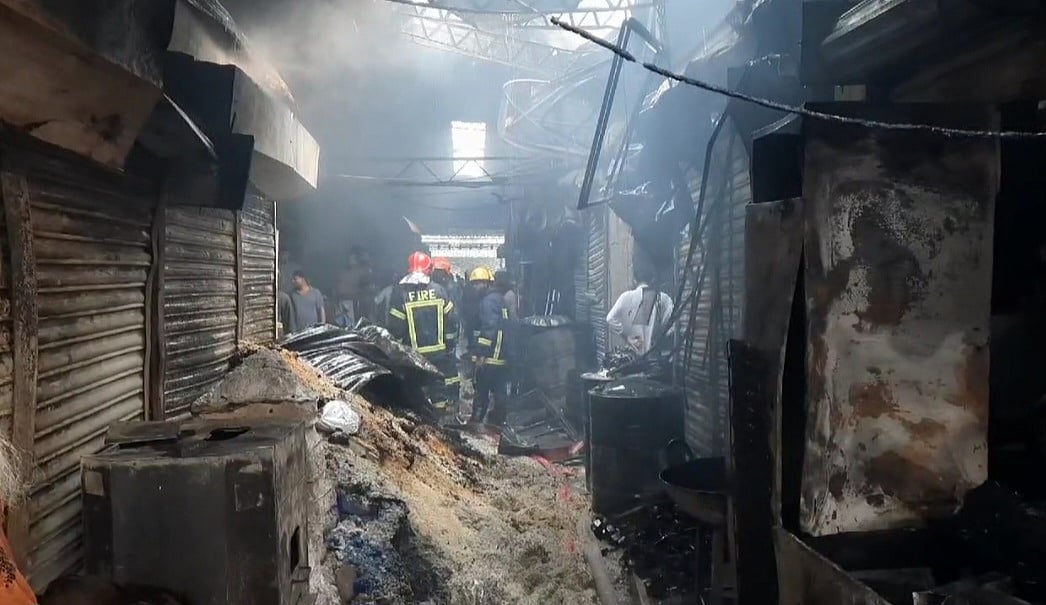 আগুন নিয়ন্ত্রণের পর ক্ষতির পরিমাণ জানার চেষ্টা করছেন ফায়ার সার্ভিসের সদস্যরা। আজ রোববার সকাল ১০টায় রূপগঞ্জ উপজেলার গাউসিয়া কাঁচাবাজারে