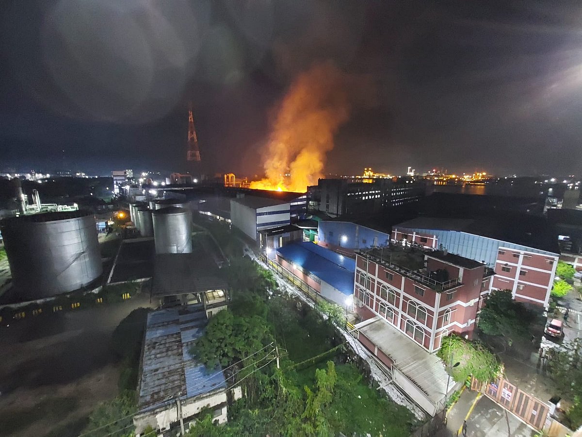 মুন্সিগঞ্জের গজারিয়া উপজেলার হোসেন্দি ইউনিয়নে সুপার ফরমিকা অ্যান্ড লোমিনেশন লিমিটেডের কারখানায় অগ্নিকাণ্ডের ঘটনা ঘটে। গতকাল রোববার রাত সাড়ে আটটার দিকে