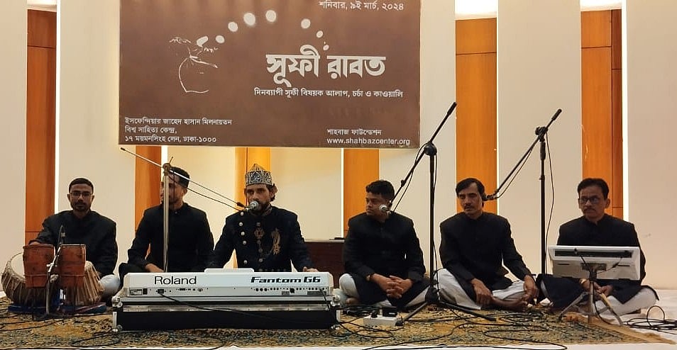 গতকাল শনিবার সন্ধ্যায় ঢাকার বিশ্বসাহিত্য কেন্দ্রের ইসফেন্দিয়ার জাহেদ হাসান মিলনায়তনে কাওয়ালি পরিবেশন করেছেন নাদীম কাওয়াল ও তাঁর দল