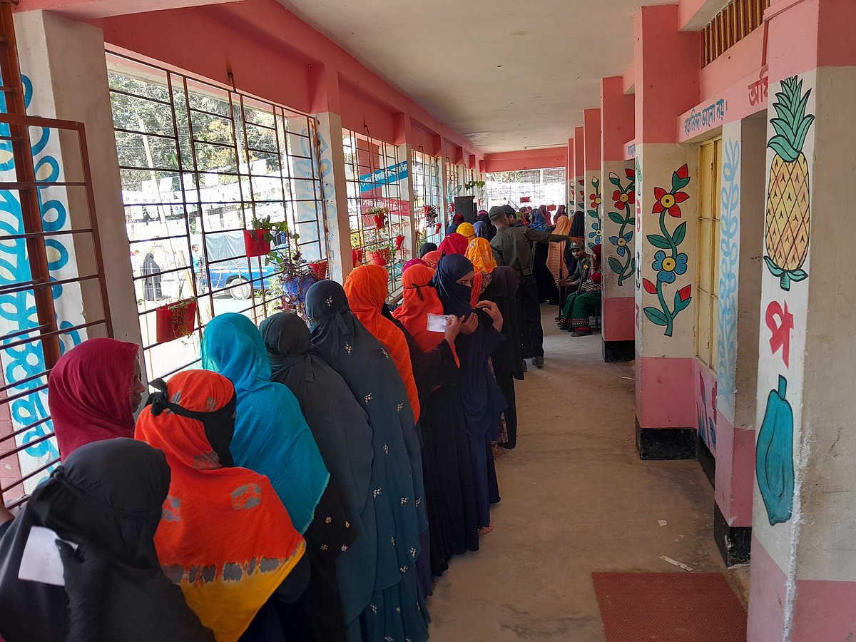 ময়মনসিংহ সিটি নির্বাচনে শহরতলির ২৯ নম্বর ওয়ার্ডের বাড়েরা উজানপাড়া সরকারি প্রাথমিক বিদ্যালয় ভোটকেন্দ্রে ভোটারদের সারি। আজ বেলা সাড়ে ১১টার দিকে