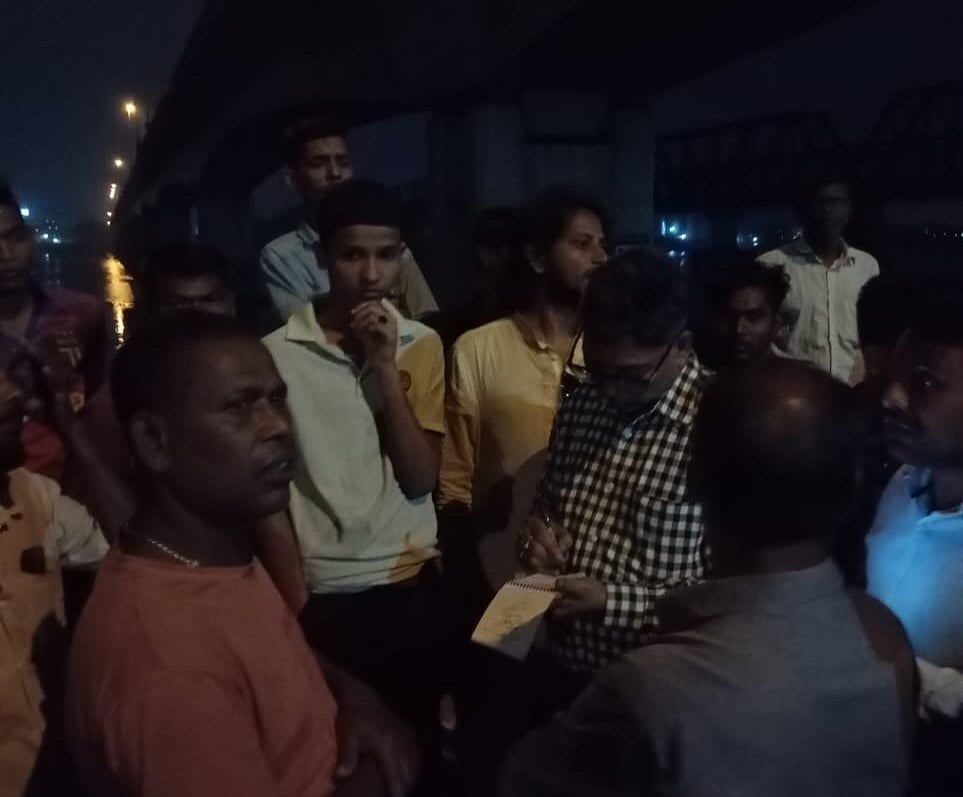 নৌকাডুবিতে নিখোঁজ ব্যক্তিদের সন্ধানে মেঘনা নদীতে তল্লাশি চালাচ্ছে ফায়ার সার্ভিস। নদীর পাড়ে অপেক্ষায় স্বজনেরা। শুক্রবার রাতে ভৈরবের সেতু এলাকায়