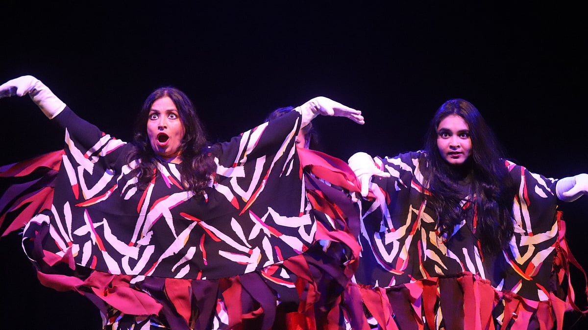 নাট্যসংগঠন স্বপ্নদলের প্রযোজনা উইলিয়াম শেক্‌সপিয়ারের রচনা অবলম্বনে জুয়েনা শবনমের কাহিনি পুনর্বিন্যাসে মূকনাট্য ‘ম্যাকবেথ’-এর বিশেষ মঞ্চায়ন অনুষ্ঠিত হয়। ছবি : স্বপ্নদলের সৌজন্যে