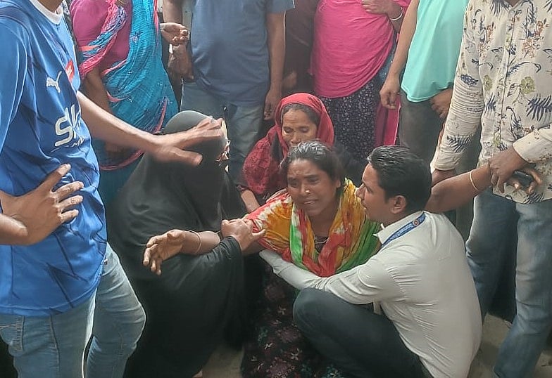 নিহত কাউসার হোসেনের স্বজনেরা আহাজারি করছেন। বৃহস্পতিবার দুপুরে মানিকগঞ্জ জেলা সদর হাসপাতাল প্রাঙ্গণে