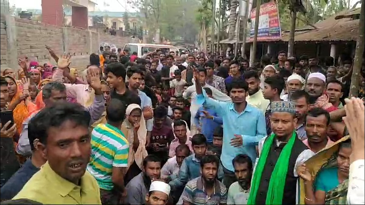 হত্যাকাণ্ডে জড়িত ব্যক্তিদের গ্রেপ্তার ও বিচারের দাবিতে স্বজন ও এলাকাবাসীর ঘেরাও কর্মসূচি। আজ মঙ্গলবার সকালে গাইবান্ধার ফুলছড়ি থানার সামনে