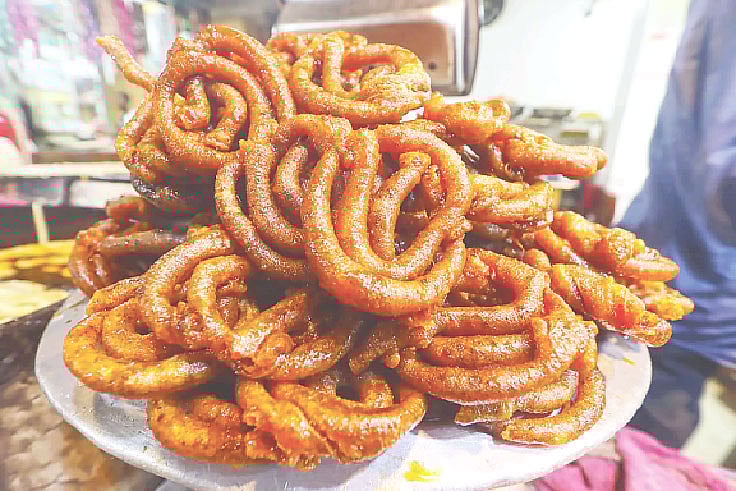 রংপুরের ইফতারিতে গুড়ের জিলাপি তৈরির ঐতিহ্য অন্তত ছয় দশকের। রংপুর নগরের নবাবগঞ্জ বাজারের মুসলিম মিষ্টান্ন ভান্ডারে