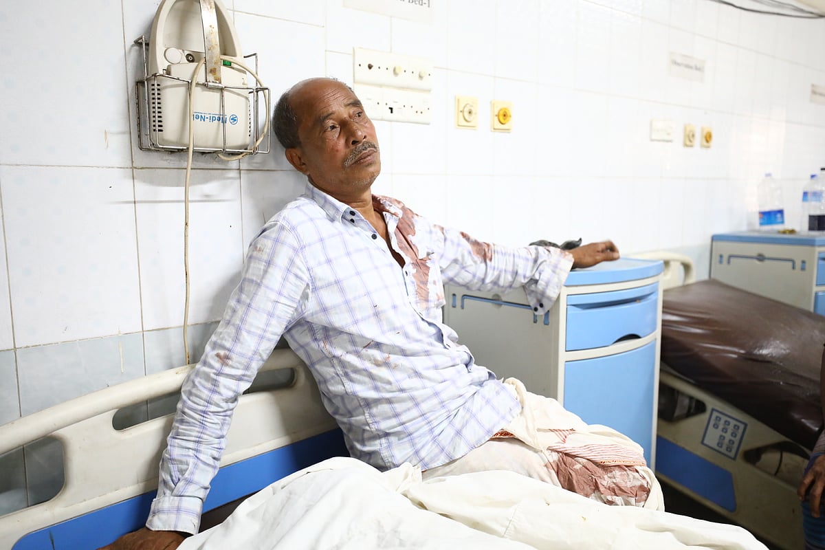 স্ত্রীর লাশের পাশে বসে আছেন বাক্‌রুদ্ধ সন্তোষ পাত্র। সোমবার দুপুরে সিলেটের এম এ জি ওসমানী মেডিকেল কলেজ হাসপাতালের জরুরি বিভাগে