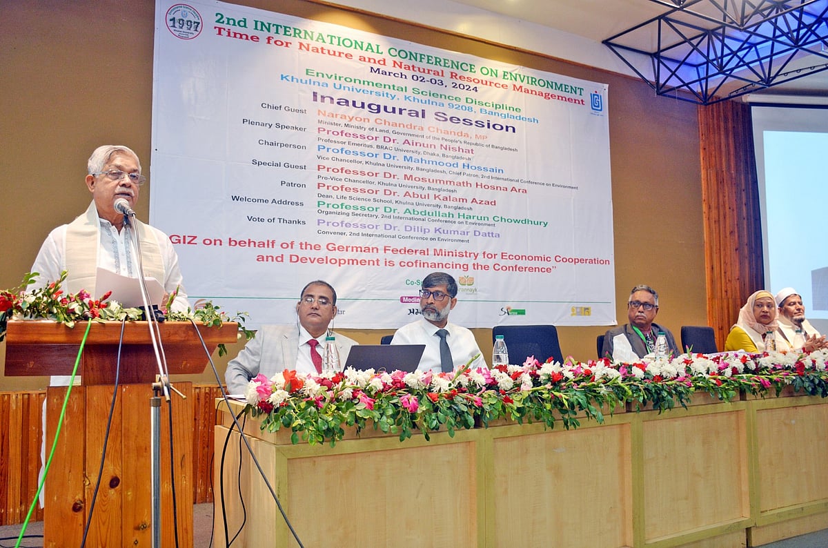 খুলনা বিশ্ববিদ্যালয়ে দুই দিনব্যাপী পরিবেশবিষয়ক আন্তর্জাতিক সম্মেলনের উদ্বোধনী অনুষ্ঠানে প্রধান অতিথির বক্তব্য দেন ভূমিমন্ত্রী নারায়ণ চন্দ্র চন্দ। শনিবার বিশ্ববিদ্যালয়ের সাংবাদিক লিয়াকত আলী মিলনায়তনে