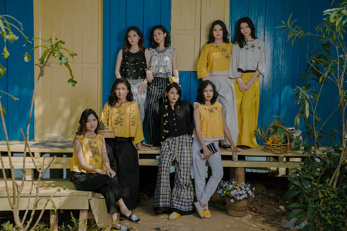 টাঙ্গাইল ও মণিপুরি কাপড়ের পোশাকের নকশা করেছেন ডিজাইনার তেনজিং চাকমা