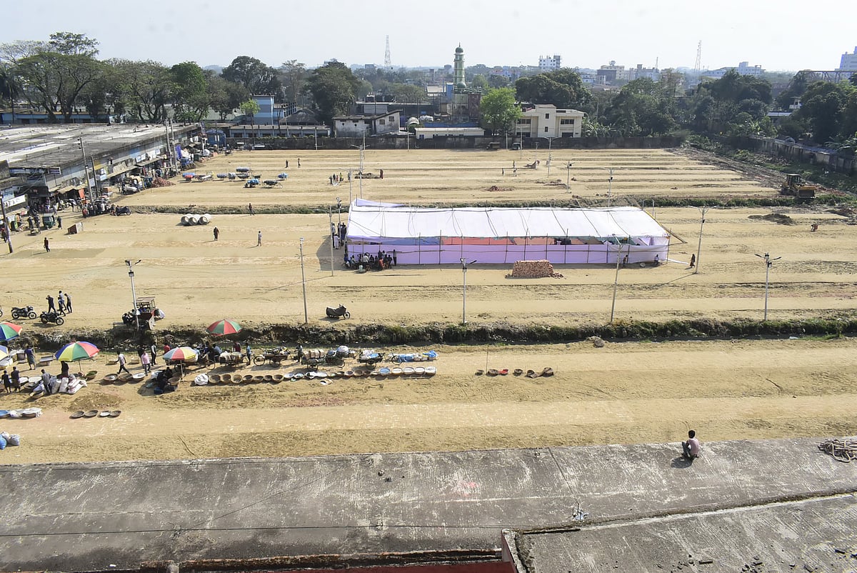 সিলেট নগরের হকারদের অস্থায়ী মার্কেটে পুনর্বাসন কার্যক্রম শুরু হয়েছে। নগর ভবন লাগোয়া লালদীঘির পাড়ের মাঠে হকারদের জন্য অস্থায়ী মার্কেট নির্মাণ করে দিয়েছে সিটি করপোরেশন
