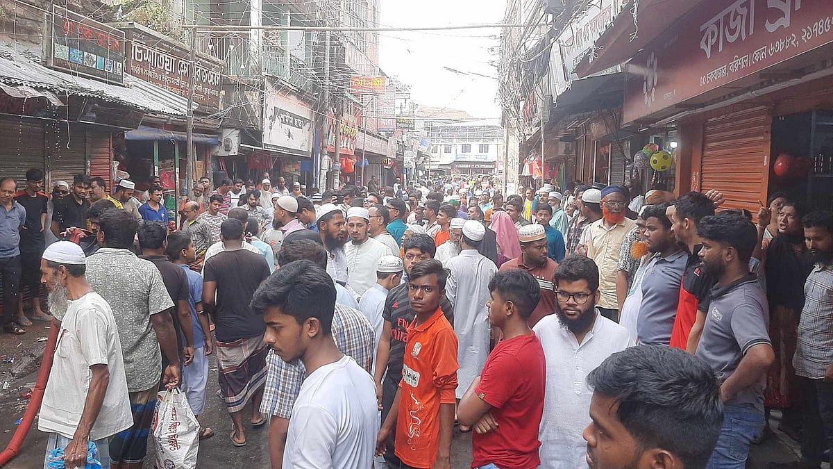বরিশালে এসি বিস্ফোরণের পর আতঙ্কে মুসল্লিরা মসজিদের বাইরে চলে আসেন। পরে আগুন নিয়ন্ত্রণে আনে ফায়ার সার্ভিস। বৃহস্পতিবার দুপুরে নগরের চকবাজার এলাকায় জামে এবাদুল্লাহ মসজিদের সামনে