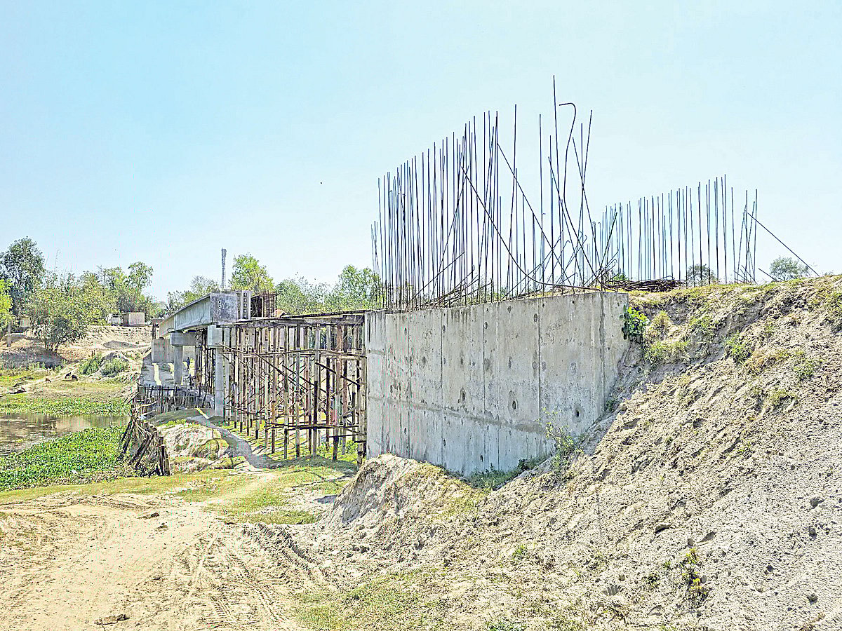 মেহেরপুর সদর উপজেলার উজলপুর গ্রামের মধ্য দিয়ে বয়ে গেছে ভৈরব নদ। নদের ওপর নির্মিতব্য সেতুর কাজ সাত মাস ধরে বন্ধ। গত বৃহস্পতিবার