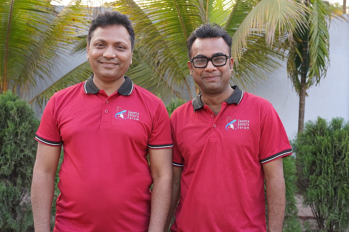 সাখাওয়াত হোসেন (বাঁয়ে) ও আসিফ আহসানুল (ডানে)