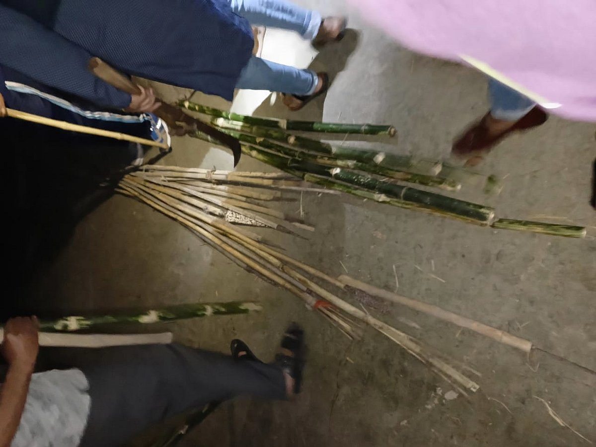 ফরিদপুরের সালথায় স্থানীয় আওয়ামী লীগের দুই পক্ষ গতকাল সন্ধ্যায় ইফতারের পর দেশীয় অস্ত্র নিয়ে সংঘর্ষে জড়িয়ে পড়েন