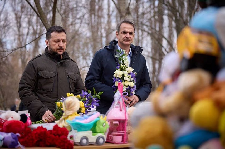 ইউক্রেনের প্রেসিডেন্ট ভলোদিমির জেলেনস্কি ও গ্রিসের প্রধানমন্ত্রী কিরিয়াকস মিতসোতাকিস, ৬ মার্চ