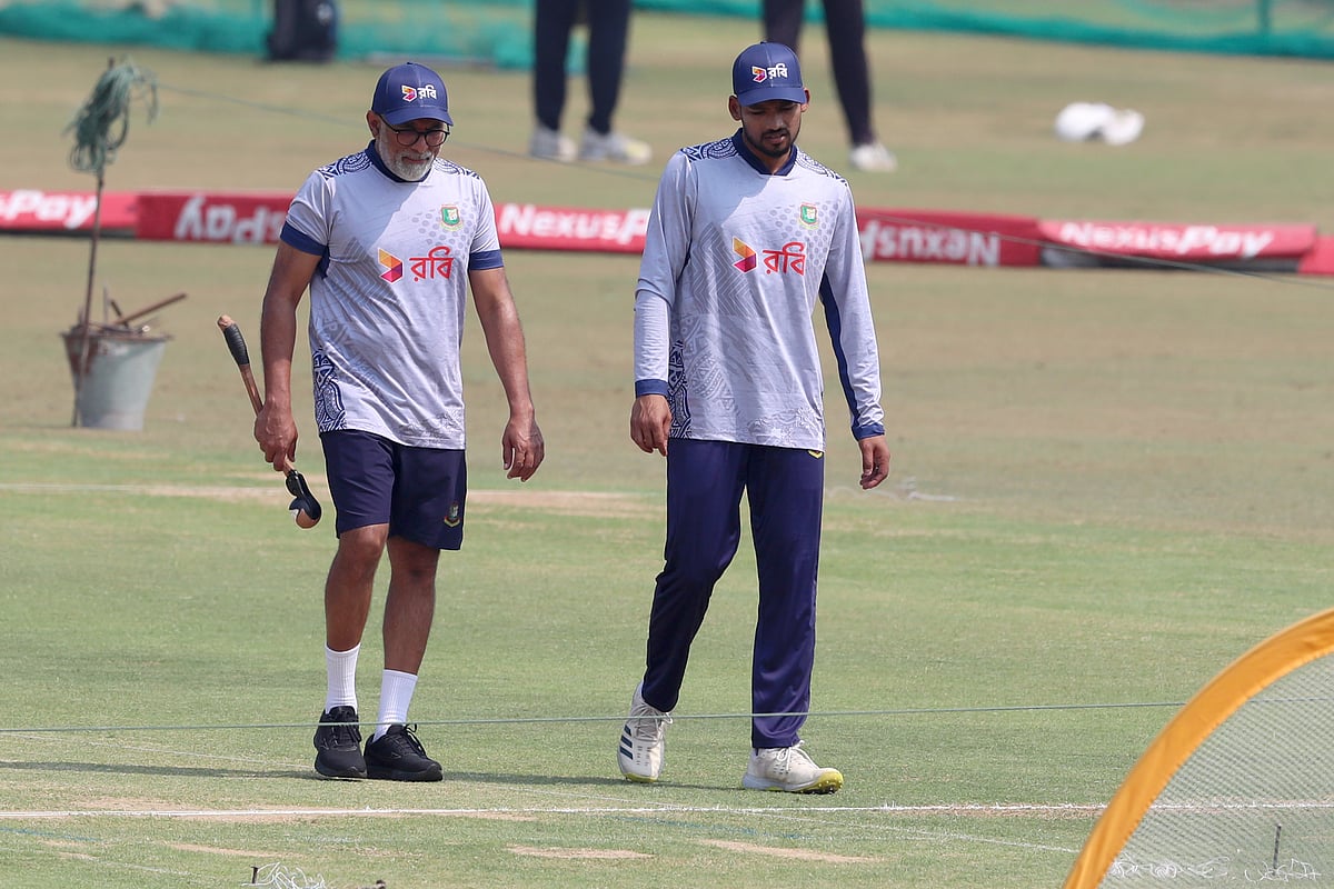 বাংলাদেশ দলের অনুশীলনে কোচ চন্ডিকা হাথুরুসিংহে ও অধিনায়ক নাজমুল হোসেন