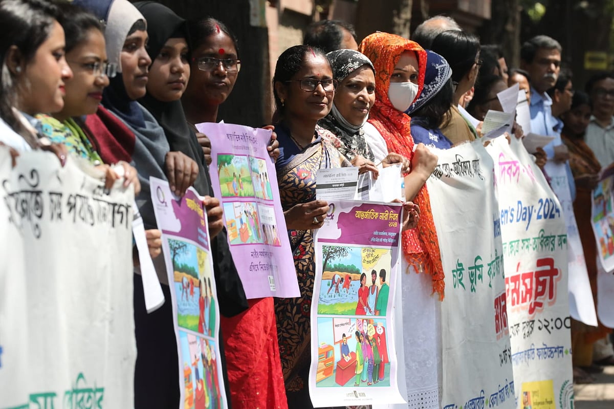 আন্তর্জাতিক নারী দিবস উপলক্ষে বিভিন্ন সংগঠনের পক্ষ থেকে আয়োজিত মানববন্ধনে অংশগ্রহণকারীরা। ৯ মার্চ, রাজধানীর আসাদ অ্যাভিনিউয়ে