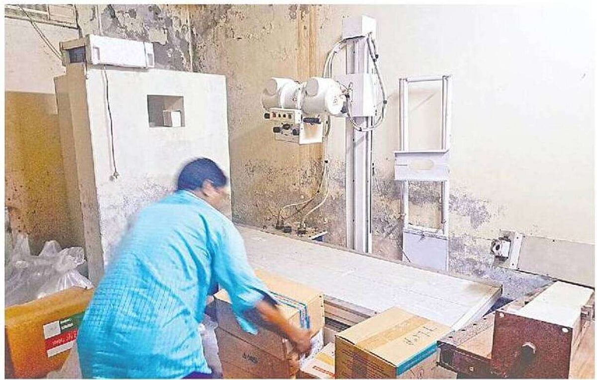 পটুয়াখালীর দুমকি উপজেলা স্বাস্থ্য কমপ্লেক্সের এই কক্ষে চার বছর ধরে তালাবদ্ধ অবস্থায় পড়ে রয়েছে আধুনিক এক্স-রে যন্ত্রটি