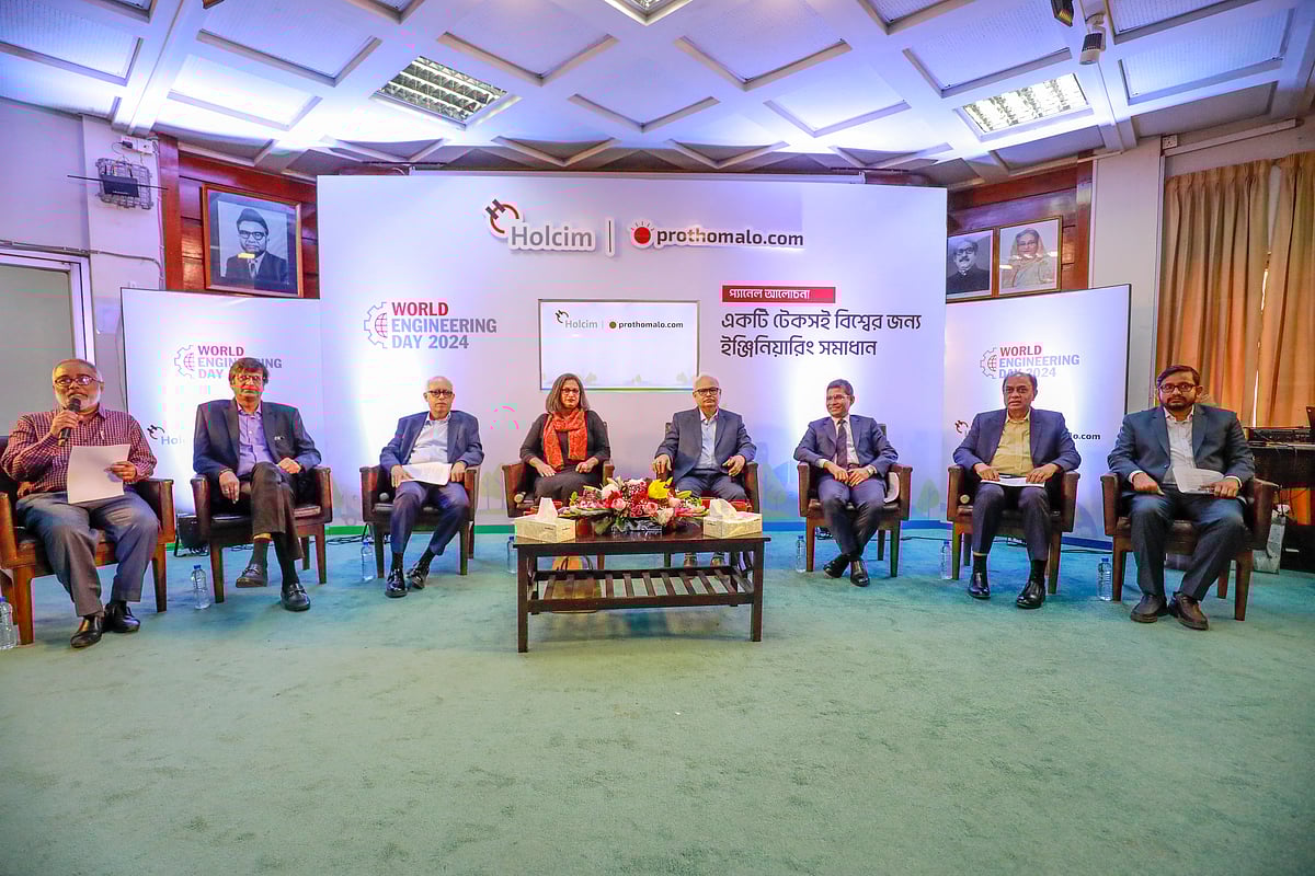 বাংলাদেশ প্রকৌশল বিশ্ববিদ্যালয়ের (বুয়েট) কাউন্সিল ভবন মিলনায়তনে  বিশেষ প্যানেল আলোচনায় অতিথিরা। ঢাকা, ৪ মার্চ