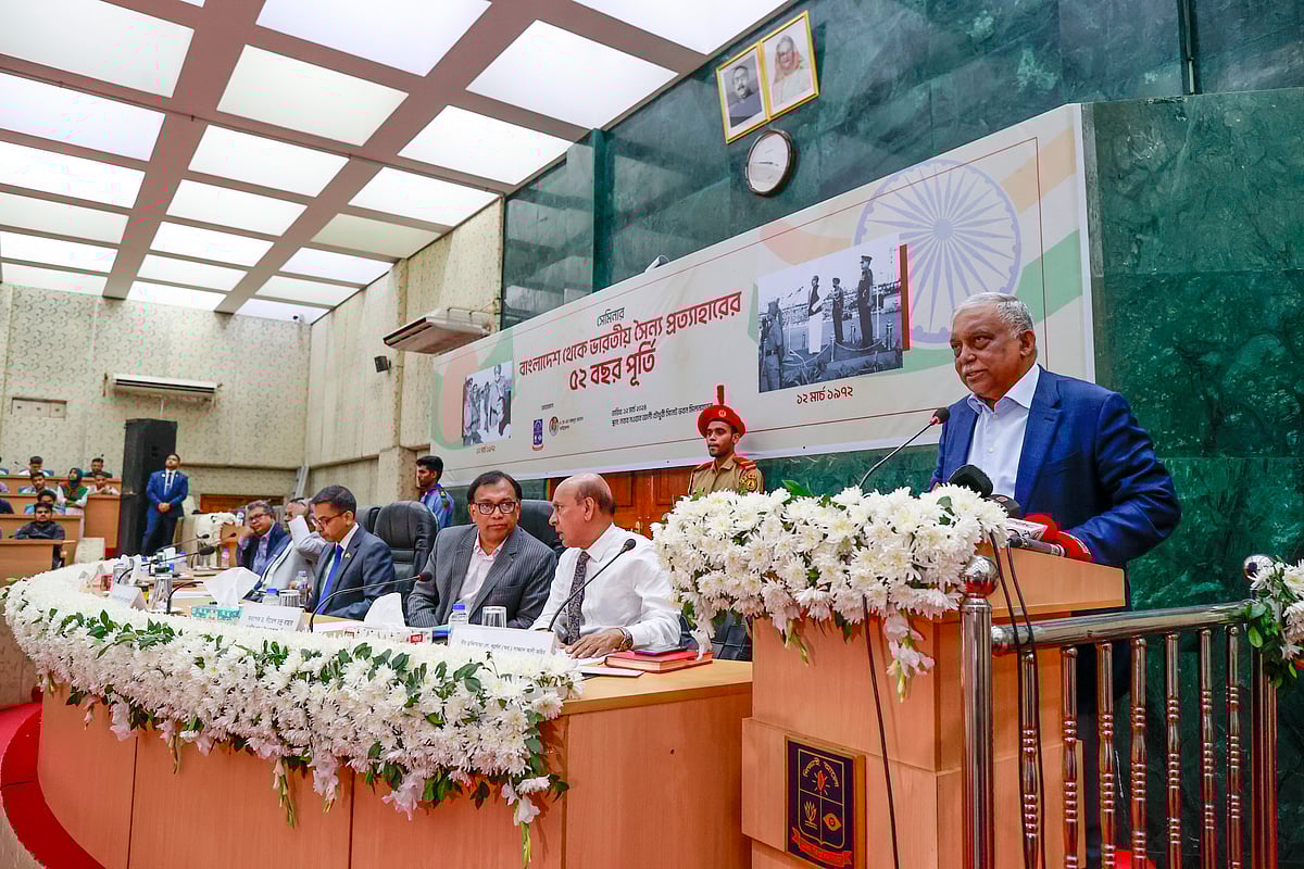 বাংলাদেশ থেকে ভারতীয় সৈন্য প্রত্যাহারের ৫২ বছর পূর্তি উপলক্ষে সেমিনারে বক্তব্য দেন স্বরাষ্ট্রমন্ত্রী আসাদুজ্জামান খান। নবাব নওয়াব আলী চৌধুরী সিনেট ভবন, ঢাকা বিশ্ববিদ্যালয়