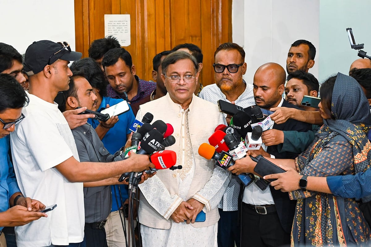 ঢাকা বিশ্ববিদ্যালয়ের সিনেট ভবনে আয়োজিত এক অনুষ্ঠানে যোগদান শেষে সাংবাদিকদের সঙ্গে কথা বলেন হাছান মাহমুদ