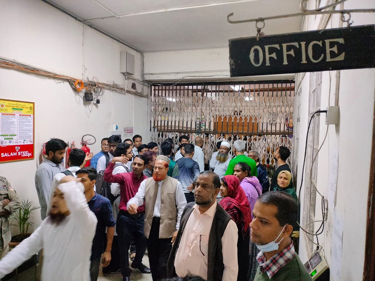 সিলেট এম এ জি ওসমানী মেডিকেল কলেজ হাসপাতালে ছাত্রলীগ নেতার বিরুদ্ধে চতুর্থ শ্রেণির কর্মচারীকে মারধরের অভিযোগ এনে আজ রোববার দুপুরে বিক্ষোভ করেন কর্মচারীরা