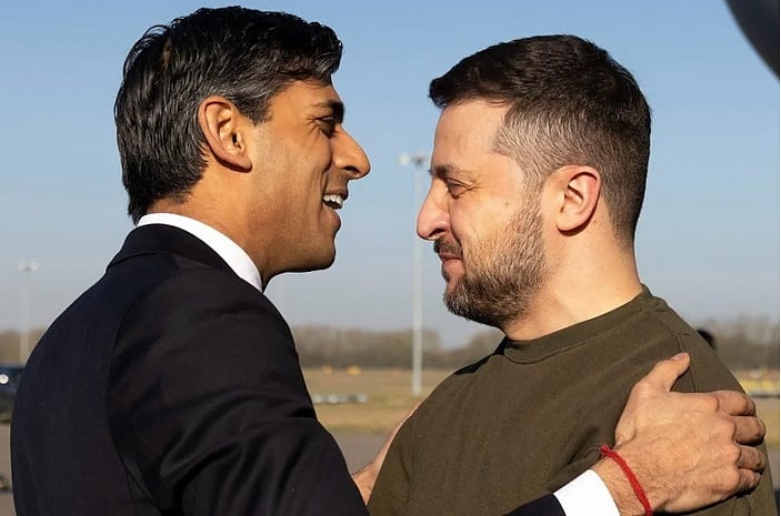 যুক্তরাজ্যের প্রধানমন্ত্রী ঋষি সুনাকের সঙ্গে ইউক্রেনের প্রেসিডেন্ট ভলোদিমির জেলেনস্কি