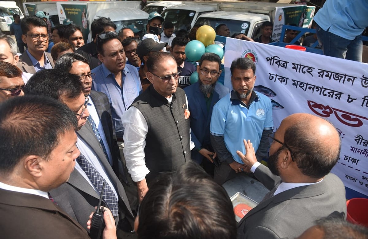 সুলভ মূল্যে দুধ, ডিম, মাংস ও মাছ বিক্রি কার্যক্রমের উদ্বোধন করেন মৎস্য ও প্রাণিসম্পদমন্ত্রী মো. আবদুর রহমান। ঢাকা, ১০ মার্চ