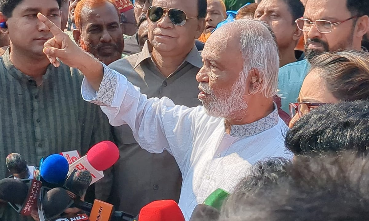 সাভারে জাতীয় স্মৃতিসৌধে মুক্তিযুদ্ধের শহীদদের প্রতি শ্রদ্ধা জানানো শেষে আজ মঙ্গলবার সকালে সাংবাদিকদের সঙ্গে কথা বলেন আবদুল মঈন খান