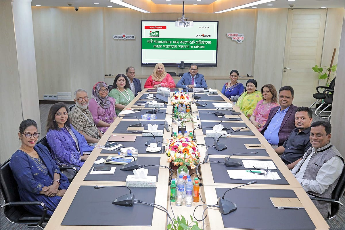 বিশ্বব্যাংকের ‘দ্য উইমেন এন্ট্রাপ্রেনিউয়ার্স ফাইন্যান্স ইনিশিয়েটিভ (উই-ফাই)’ প্রকল্পের সহযোগিতায় এসএমই ফাউন্ডেশন ও প্রথম আলোর আয়োজনে ‘নারী উদ্যোক্তাদের সঙ্গে করপোরেট প্রতিষ্ঠানের বাজার সংযোগের সম্ভাবনা ও চ্যালেঞ্জ’ শীর্ষক গোলটেবিল বৈঠকে আলোচকেরা। প্রথম আলো কার্যালয়ে ১১ মার্চ ২০২৪ এই গোলটেবিল অনুষ্ঠিত হয়।