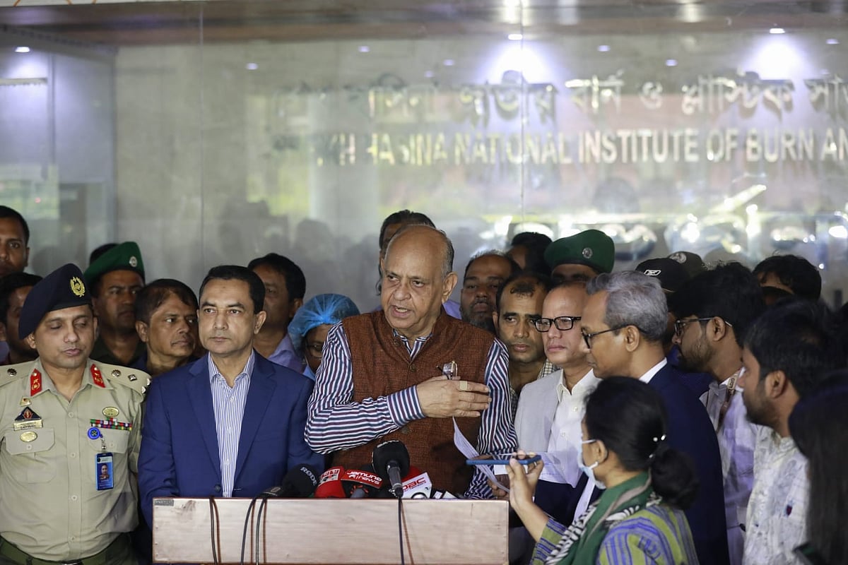 স্বাস্থ্যমন্ত্রী সামন্ত লাল সেন। আজ বৃহস্পতিবার শেখ হাসিনা জাতীয় বার্ন ও প্লাস্টিক সার্জারি ইনস্টিটিউটে সংবাদ সম্মেলনে