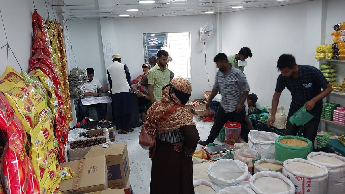 সুনামগঞ্জে রমজান মাসে মুনাফা ছাড়া নিত্যপণ্য বিক্রির জন্য তরুণদের উদ্যোগে দেওয়া দোকানে কেনাকাটা করছেন লোকজন। গতকাল রোববার বিকেলে পৌর শহরের কেন্দ্রস্থল আলফাত স্কয়ার এলাকায়