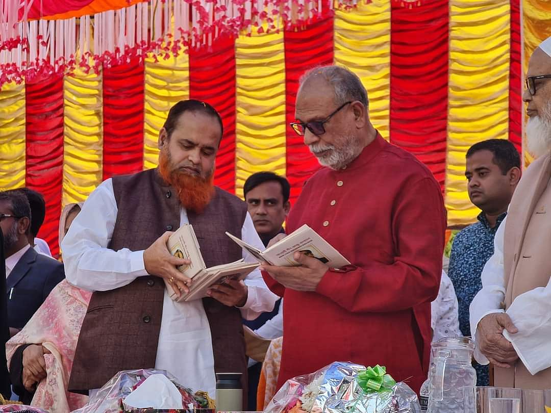 শামসুর রহমান খান স্মৃতি ফাউন্ডেশনের শিক্ষাবৃত্তি প্রদান অনুষ্ঠানে আমানুর রহমান খান ও আবদুল লতিফ সিদ্দিকী। গতকাল টাঙ্গাইলের ঘাটাইলে