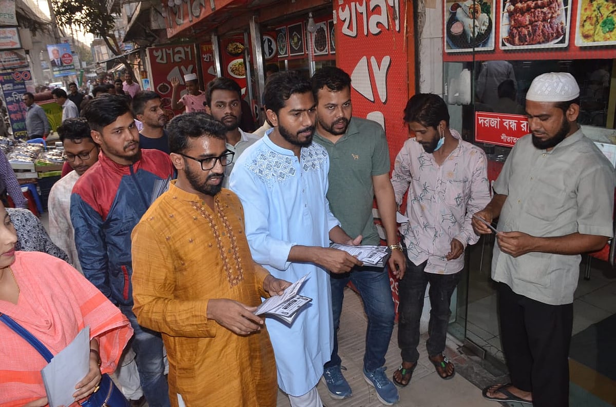 রাজধানীর পুরানা পল্টন মোড়ে সোমবার এক পথসভা শেষে লিফলেট বিতরণ করেন গণ অধিকার পরিষদের নেতা-কর্মীরা